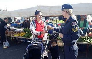 Jandarmadan kadınlara çiçek