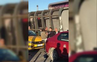 Kadın yolcudan taksiciye “şarj aleti” dayağı
