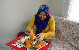 Kadınlar evde portakal soyarak aile bütçesine katkıda...