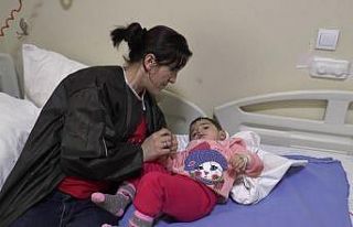 Kahraman anne kızını alevlerin içerisinden kurtardı