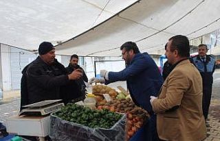 Kahta Belediyesi pazarcı esnafa eldiven ve maske...