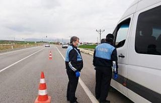 Kahta Belediyesi zabıta ekipleri toplu taşıma araçlarını...