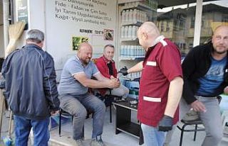 Kahveciler müşterilerine kolonya ikram ediyor