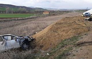 Kamyon ve otomobil kafa kafaya çarpıştı: 2 yaralı