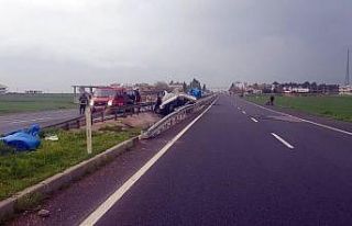 Kamyonet refüjdeki bariyerlere çarptı: 1 ölü,...