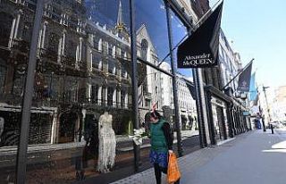 Kapalı mağazalara bakıp geçmekle yetiniyorlar