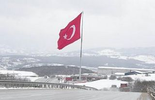 Kar ve 2 bin metrekarelik dev Türk bayrağı güzelliği