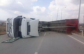 Karaman’da PTS direğine çarpan tır devrildi:...