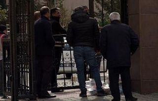 Karantinadaki tanıdıkları için yurtlara erzak...