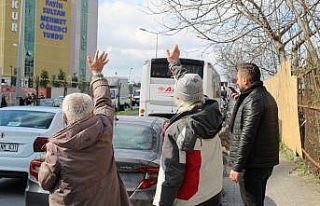 Karantinadaki vatandaşlar cama çıkıp yakınlarına...