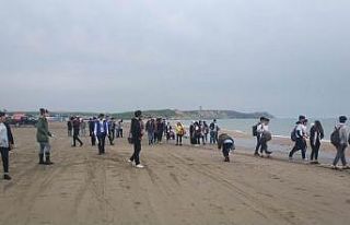 Karataş sahilinde çevre temizliği