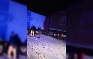 Karda kayan tırlar birbirine girdi, trafik felç...