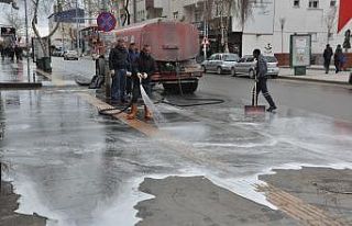 Kars Belediyesi Cadde ve sokakları köpüklü su...