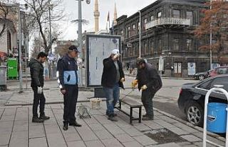 Kars Belediyesi oturma banklarını söküyor