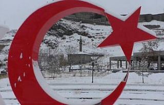 Kars’a baharda kar yağdı