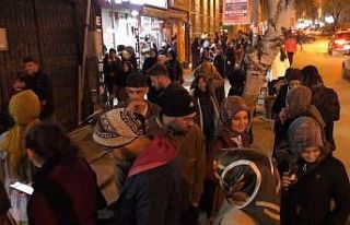 Kars’ta öğrenciler bilet kuyrukları oluşturdu