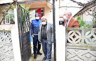 Kartepe’de evden çıkamayan yaşlıların yardımına...