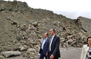 Kavuncu devreye girdi, trafiğe kapanan yol yeniden...