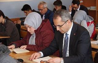 Kaymakam öğrencilerle son kez  kitap okudu