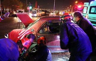 Kaza sonrası otomobile sıkışan çocuğu babası...