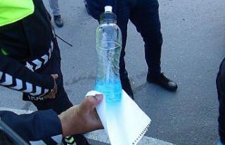 Kaza yaptıkları hurdaya dönen otomobili bırakıp...