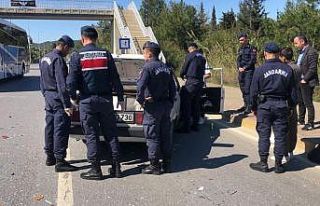 Kazaya karışan otomobili inceleyen jandarma uyuşturucu...