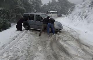Kazdağları’nda kar yağışı mahsur bıraktı