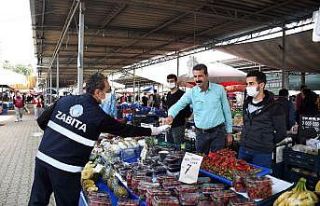 Kemer pazarlarında maske dağıtıldı