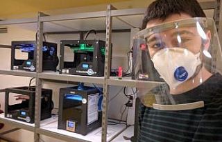 Kendi yaptığı 3 boyutlu yazıcılarda siperli maske...