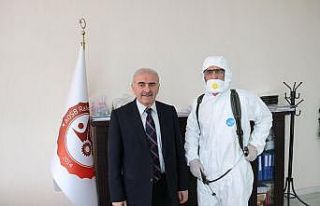 Kendi yaptıkları dezenfektanla okullarını virüse...