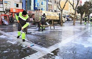 Kenti fırça ve köpükle yıkadılar