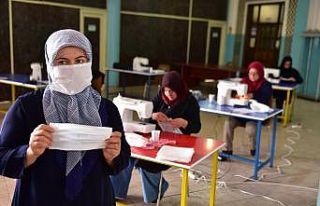 Kepez’in kadınlarından gönüllü maske üretimi