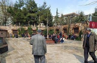 Kıraathaneler kapandı vatandaşlar bu sefer parklara...