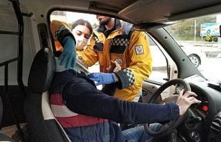 Kırmızı ışıkta bekleyen araca çarpan sürücü...
