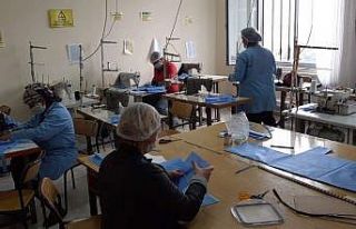 Kız Meslek Lisesi personelinden cerrahi maske üretimi