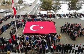 Kız öğrenciler İdlib şehitlerini komando marşı...