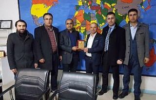 Kızılaydan duyarlı esnafa plaket