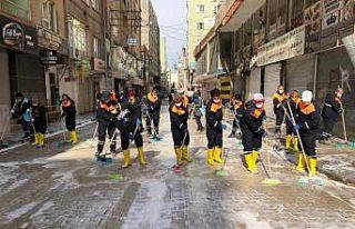 Kızıltepe’de caddeler köpüklü suyla yıkanıyor