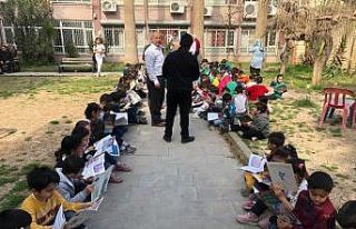 Kızıltepeli öğrenciler kütüphane bahçesinde...