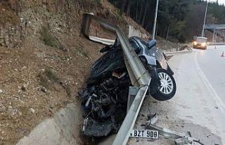 Kontrolden çıkan otomobil bariyerlere vurarak durabildi