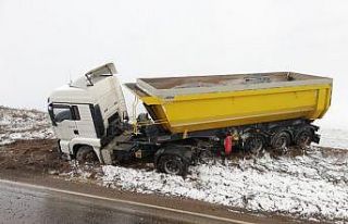 Kontrolden çıkan tır şarampole çıktı: 1 yaralı
