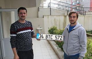 Köpeğe çarpıp kaçan sürücü plakayı yerde...