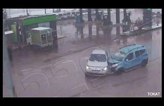 Korkutan kaza mobese ile görüntülendi