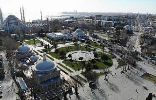 Korona virüs nedeniyle boş kalan Sultanahmet Meydanı...