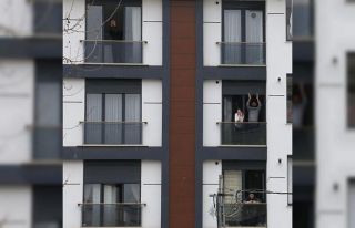 Korona virüs nedeniyle evde kalan vatandaşlar sokaklarına...