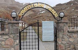 Korona virüs nedeniyle kapatılan Ahmed-i Hani Türbesi...