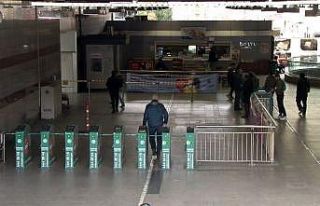 Korona virüs nedeniyle Mecidiyeköy Metrobüs durağı...