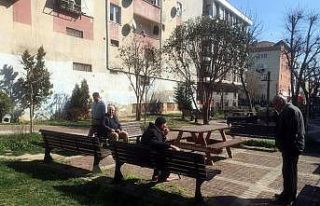 Korona virüs uyarısını dikkate almayan yaşlılar,...