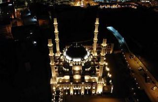 Korona virüse karşı camilerden tekbir ve dua sesleri...