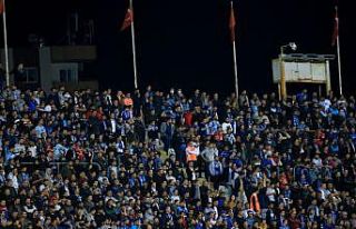 Korona virüsten korkup maçı maskeyle takip ettiler